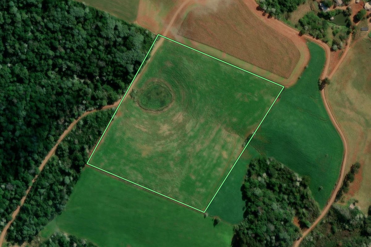 Imagem de satélite do imóvel rural em Marmeleiro (PR), com o contorno declarado no CAR desenhado por cima.