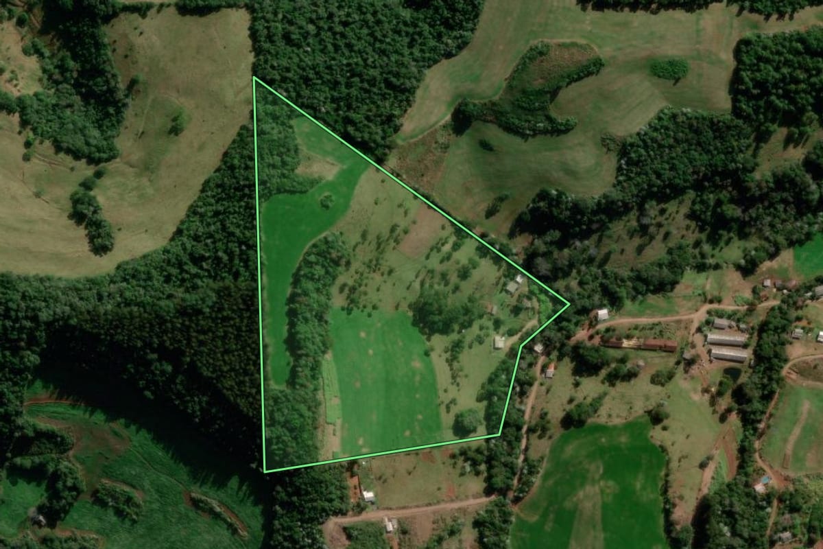 Imagem de satélite do imóvel rural em Marmeleiro (PR), com o contorno declarado no CAR desenhado por cima.
