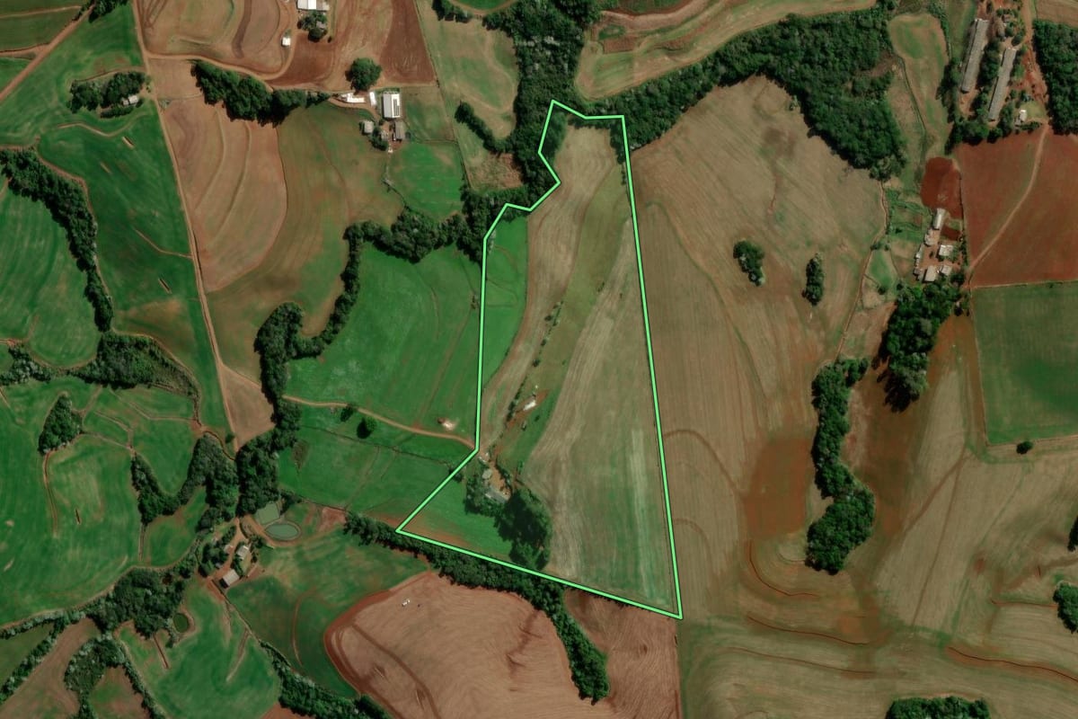 Imagem de satélite do imóvel rural em Marmeleiro (PR), com o contorno declarado no CAR desenhado por cima.