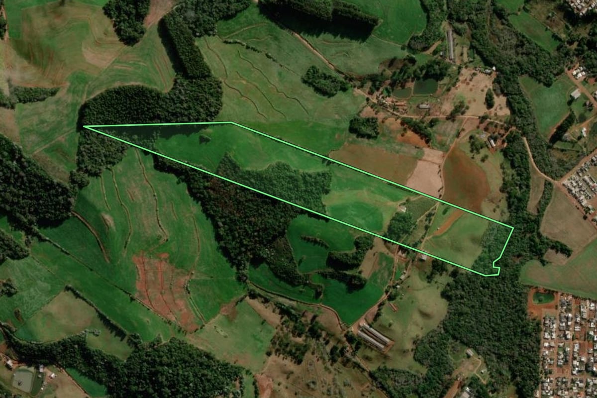 Imagem de satélite do imóvel rural em Marmeleiro (PR), com o contorno declarado no CAR desenhado por cima.