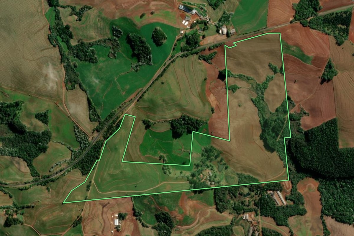 Imagem de satélite do imóvel rural em Marmeleiro (PR), com o contorno declarado no CAR desenhado por cima.