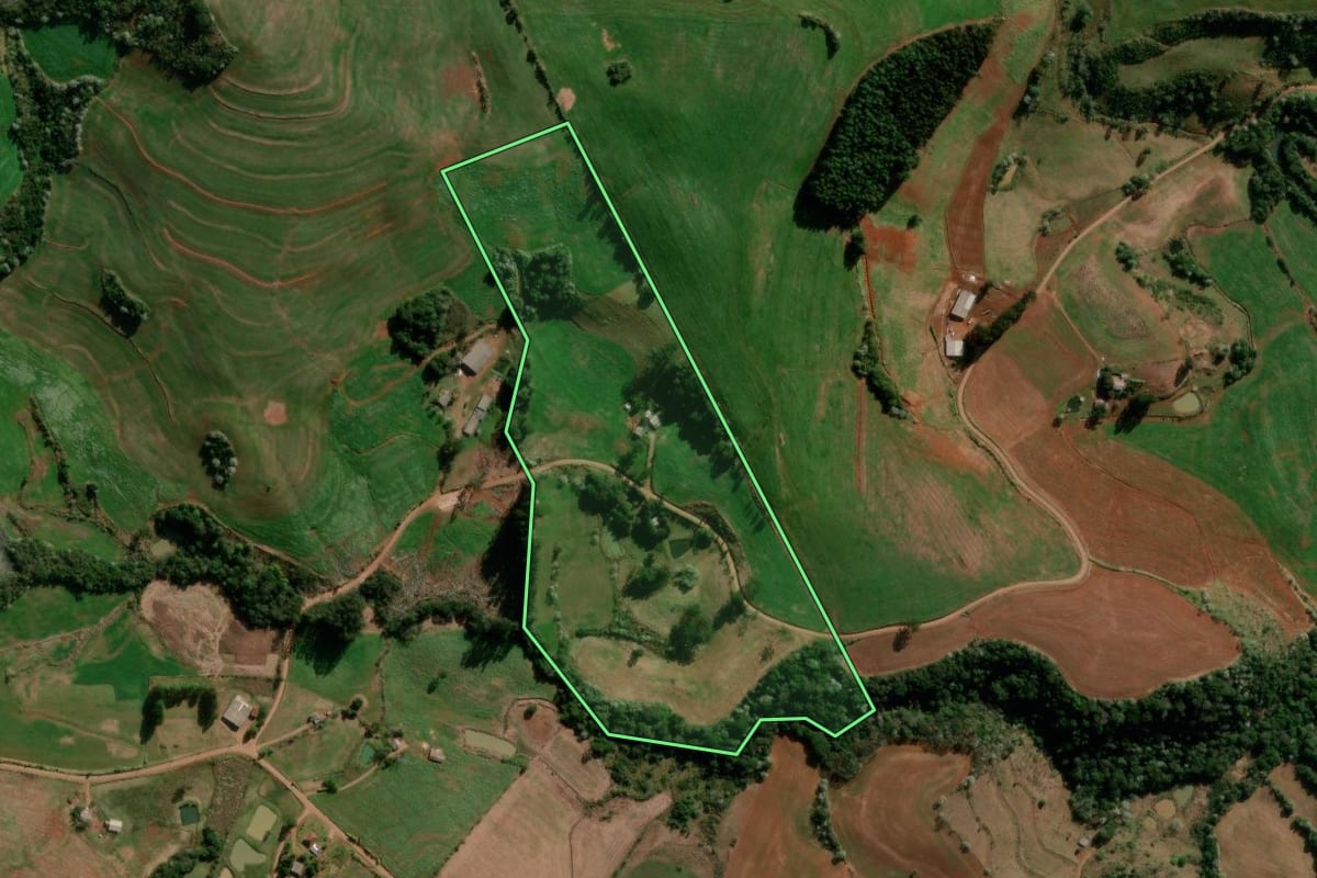 Imagem de satélite do imóvel rural em Marmeleiro (PR), com o contorno declarado no CAR desenhado por cima.