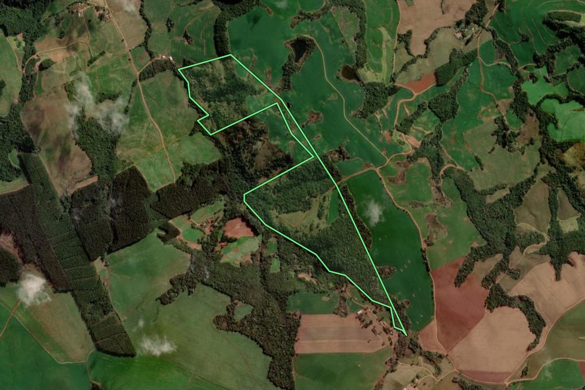 Imagem de satélite do imóvel rural em Marmeleiro (PR), com o contorno declarado no CAR desenhado por cima.