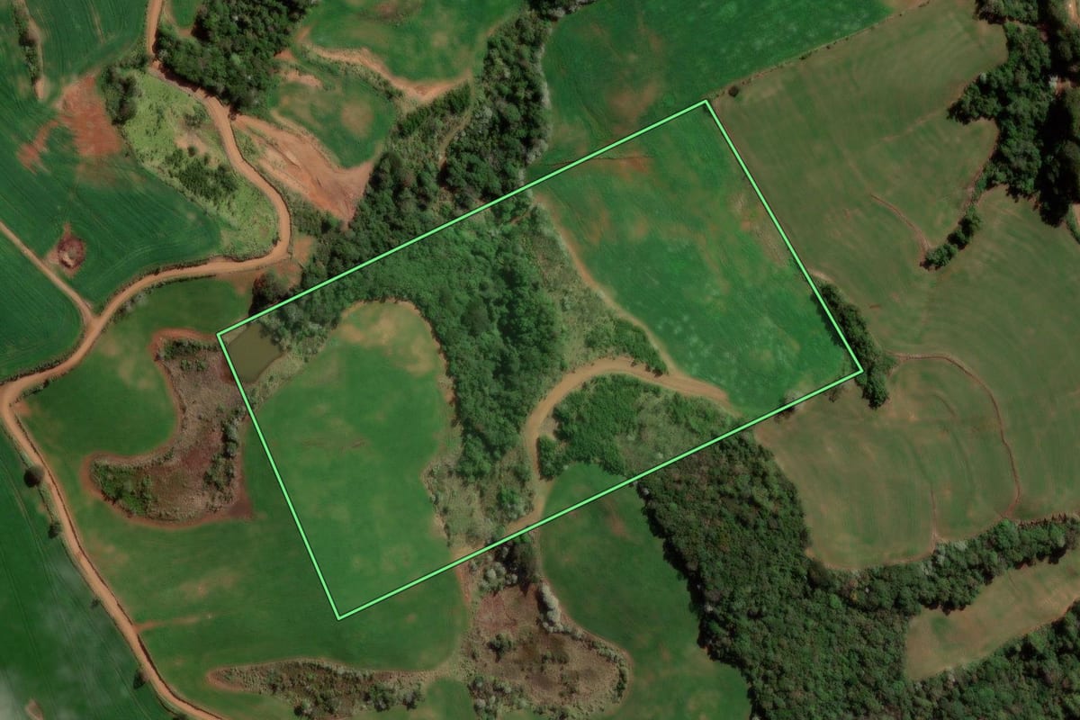 Imagem de satélite do imóvel rural em Marmeleiro (PR), com o contorno declarado no CAR desenhado por cima.