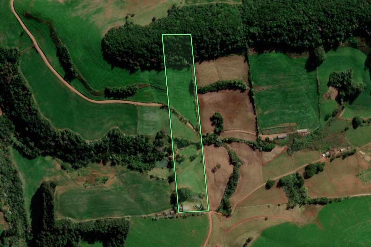 Imagem de satélite do imóvel rural em Marmeleiro (PR), com o contorno declarado no CAR desenhado por cima.