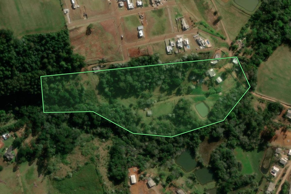 Imagem de satélite do imóvel rural em Marmeleiro (PR), com o contorno declarado no CAR desenhado por cima.