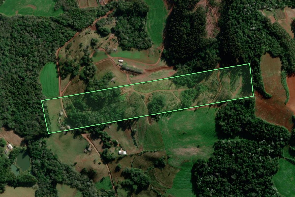 Imagem de satélite do imóvel rural em Marmeleiro (PR), com o contorno declarado no CAR desenhado por cima.