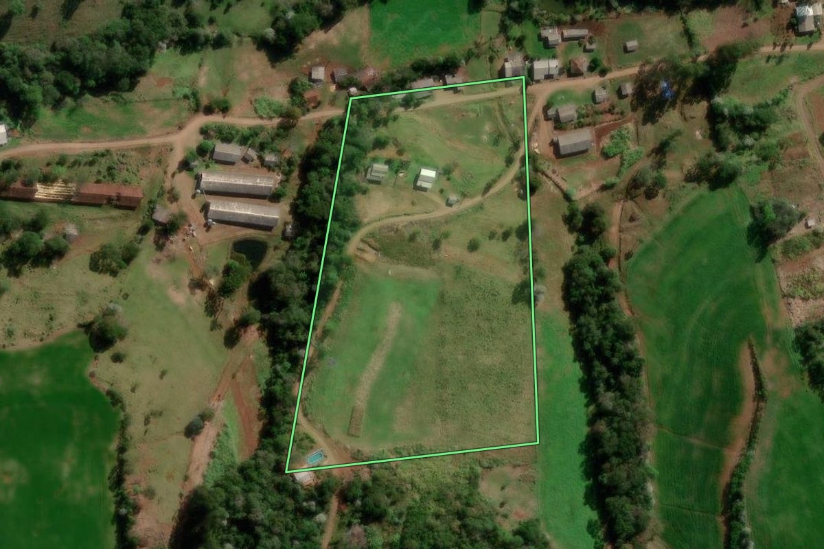 Imagem de satélite do imóvel rural em Marmeleiro (PR), com o contorno declarado no CAR desenhado por cima.