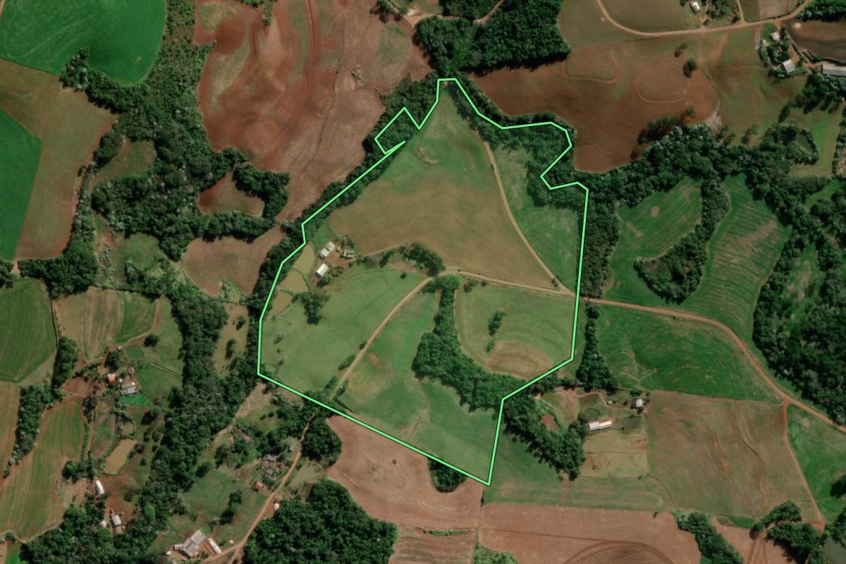 Imagem de satélite do imóvel rural em Marmeleiro (PR), com o contorno declarado no CAR desenhado por cima.