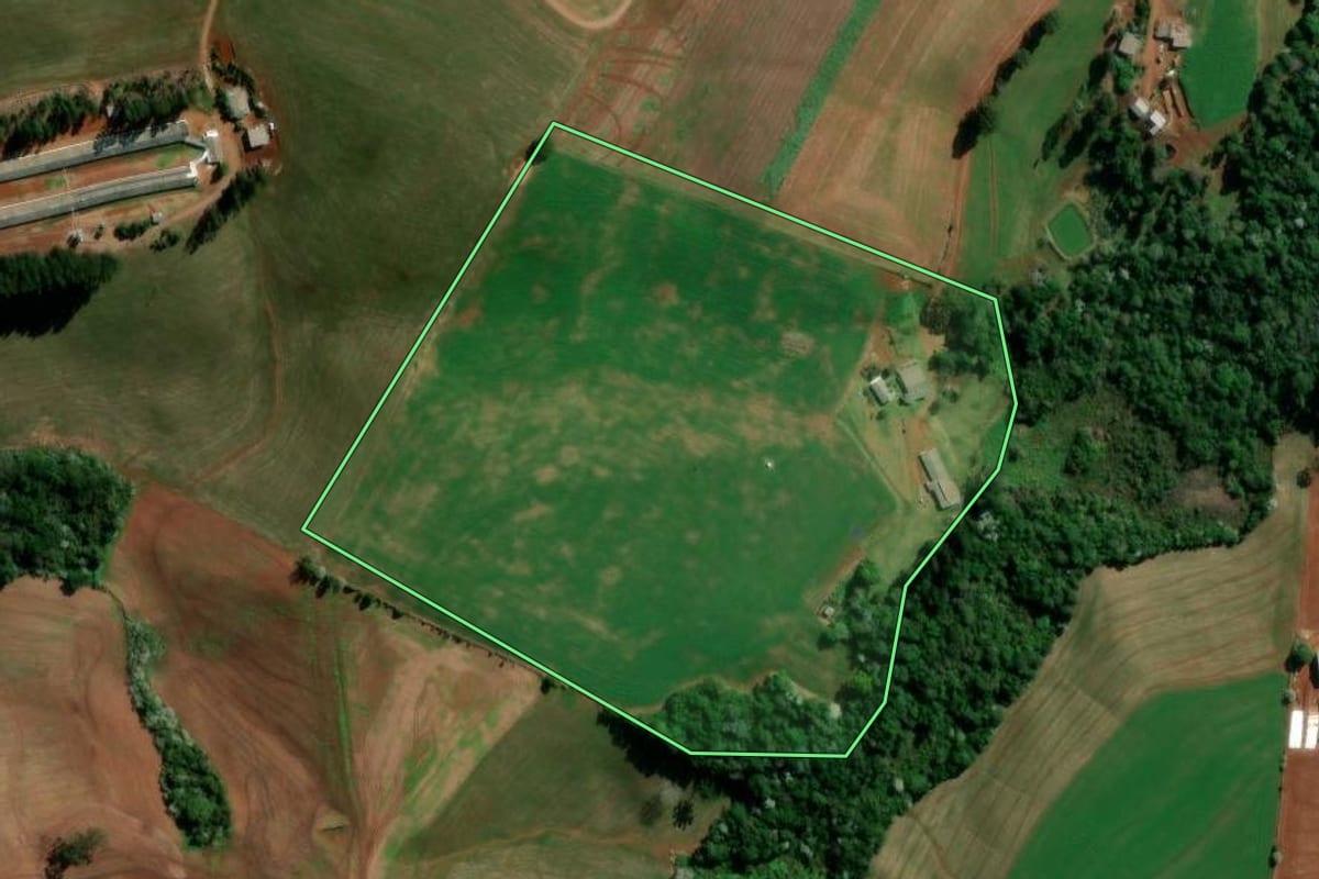 Imagem de satélite do imóvel rural em Marmeleiro (PR), com o contorno declarado no CAR desenhado por cima.