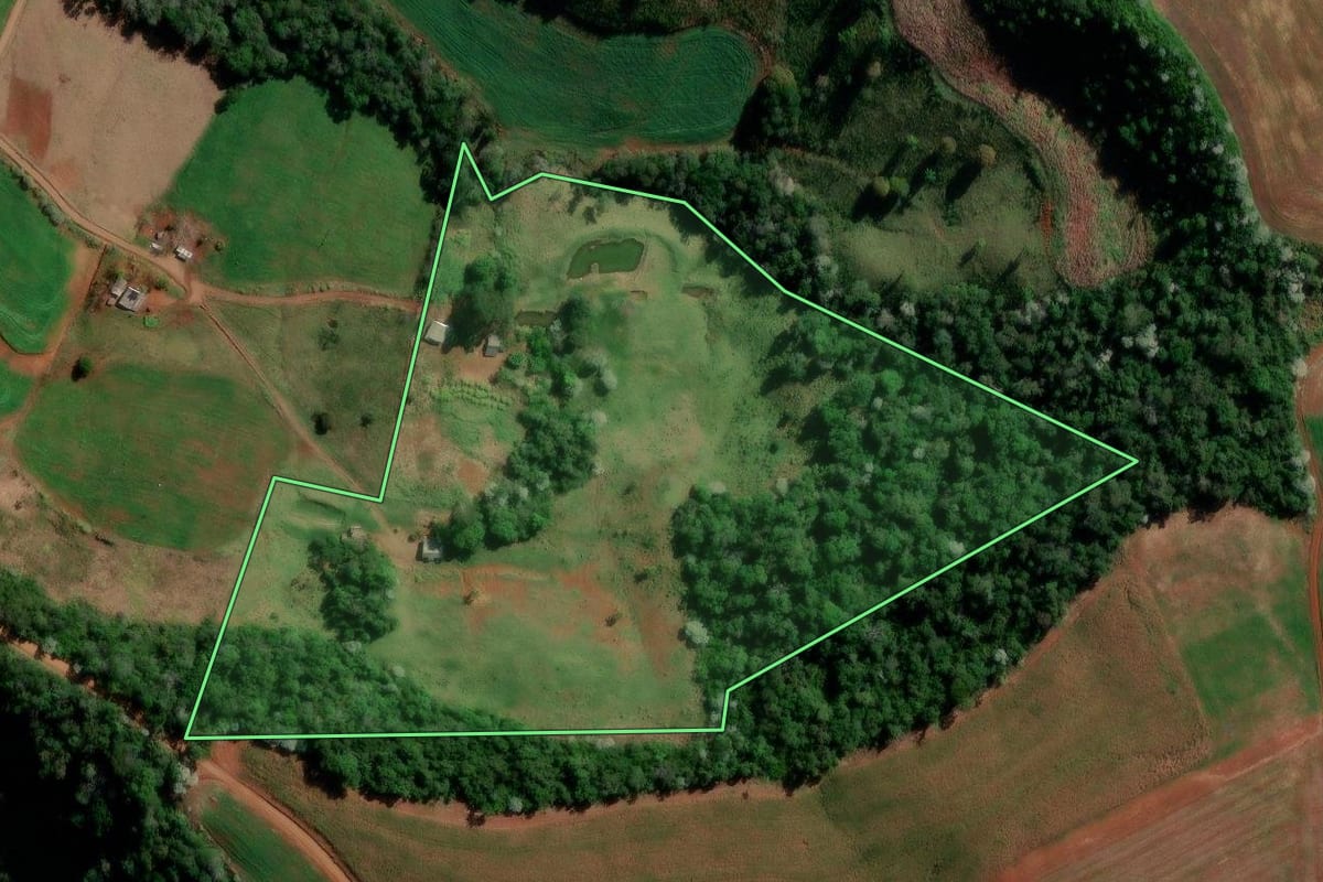 Imagem de satélite do imóvel rural em Marmeleiro (PR), com o contorno declarado no CAR desenhado por cima.