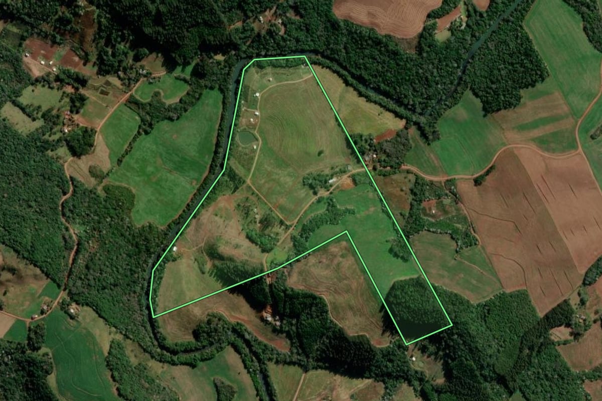 Imagem de satélite do imóvel rural em Marmeleiro (PR), com o contorno declarado no CAR desenhado por cima.