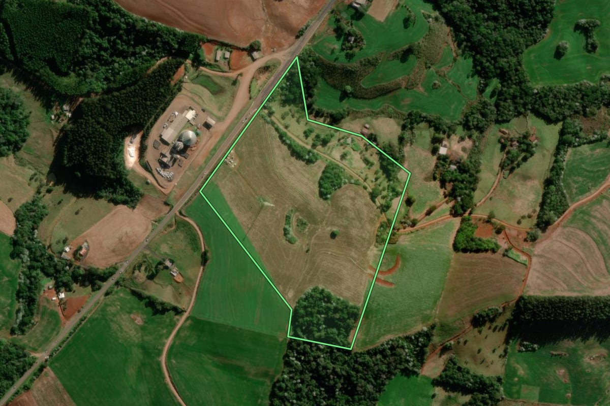 Imagem de satélite do imóvel rural em Marmeleiro (PR), com o contorno declarado no CAR desenhado por cima.