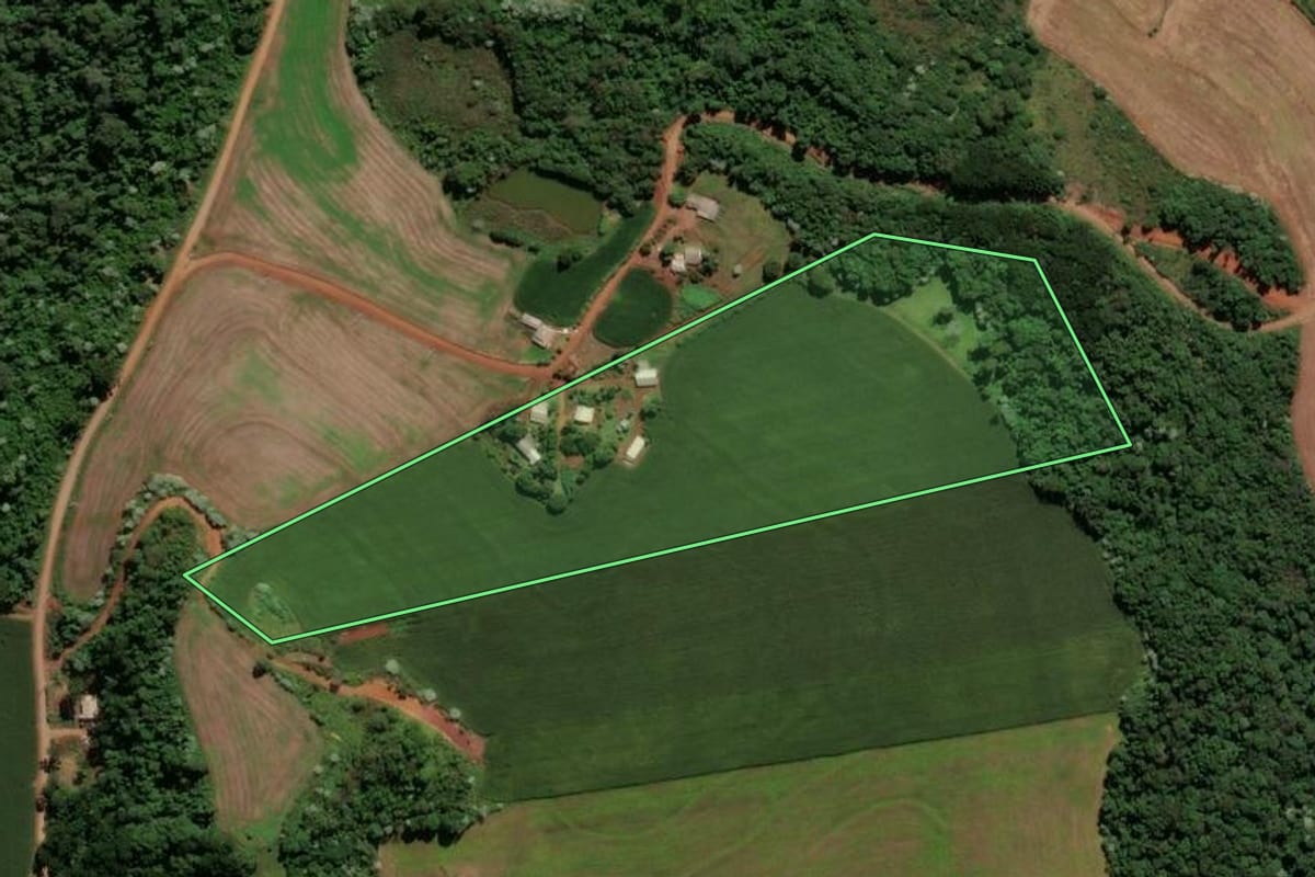 Imagem de satélite do imóvel rural em Marmeleiro (PR), com o contorno declarado no CAR desenhado por cima.
