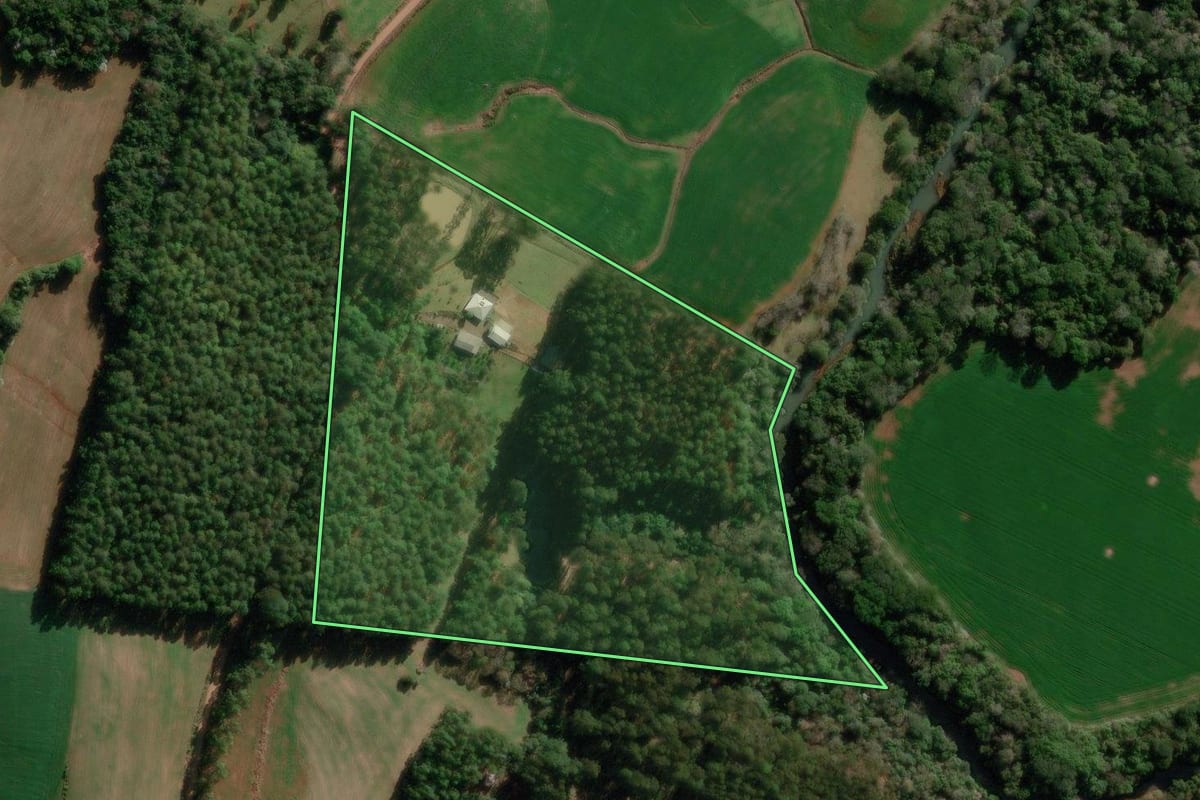 Imagem de satélite do imóvel rural em Marmeleiro (PR), com o contorno declarado no CAR desenhado por cima.