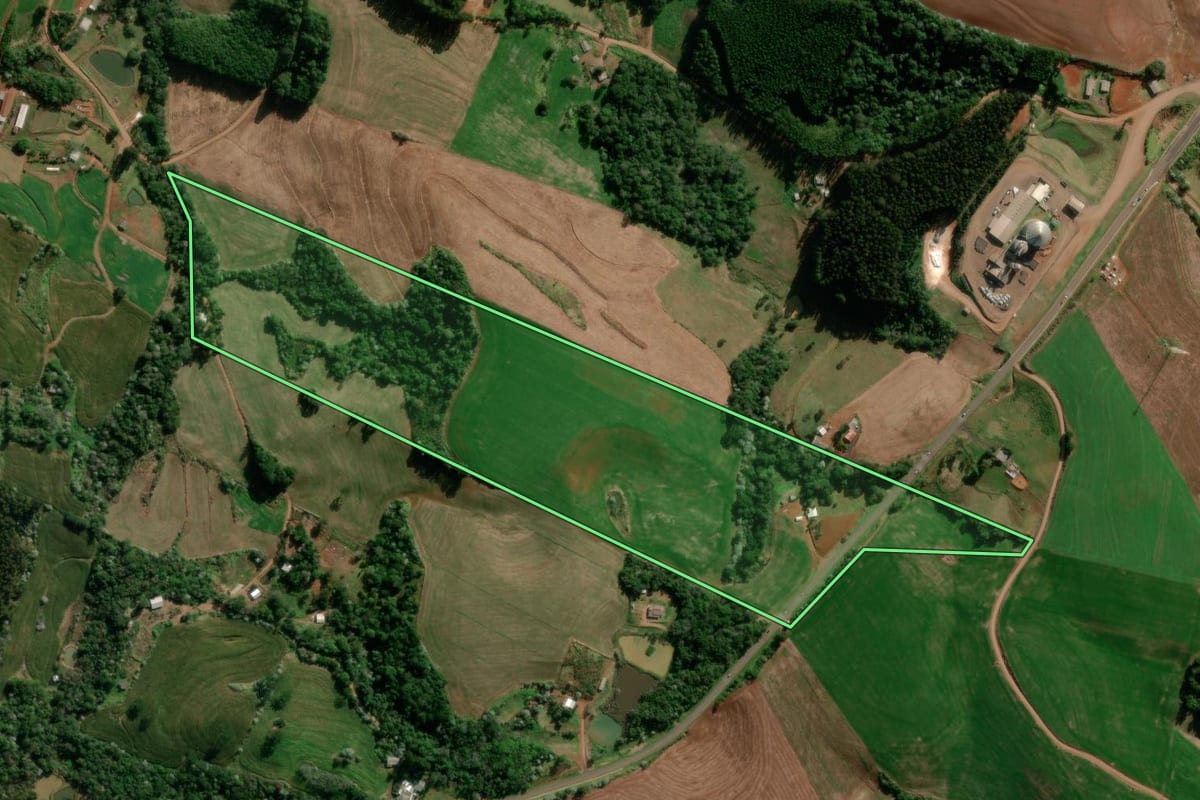 Imagem de satélite do imóvel rural em Marmeleiro (PR), com o contorno declarado no CAR desenhado por cima.