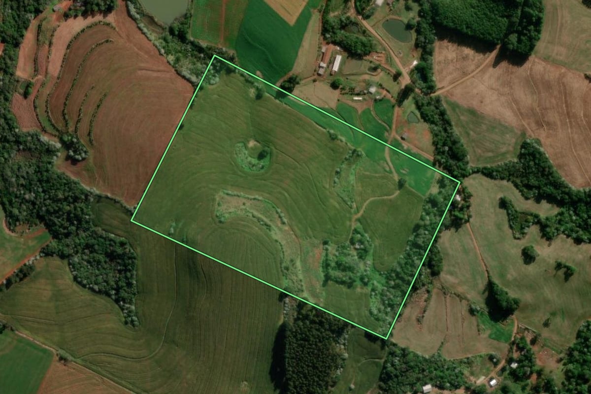 Imagem de satélite do imóvel rural em Marmeleiro (PR), com o contorno declarado no CAR desenhado por cima.