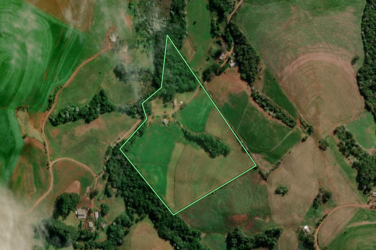 Imagem de satélite do imóvel rural em Marmeleiro (PR), com o contorno declarado no CAR desenhado por cima.