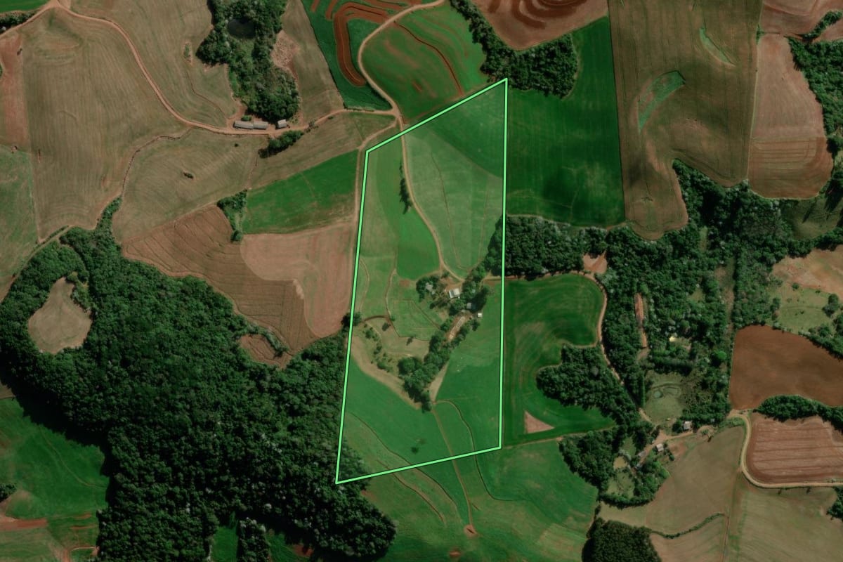 Imagem de satélite do imóvel rural em Marmeleiro (PR), com o contorno declarado no CAR desenhado por cima.