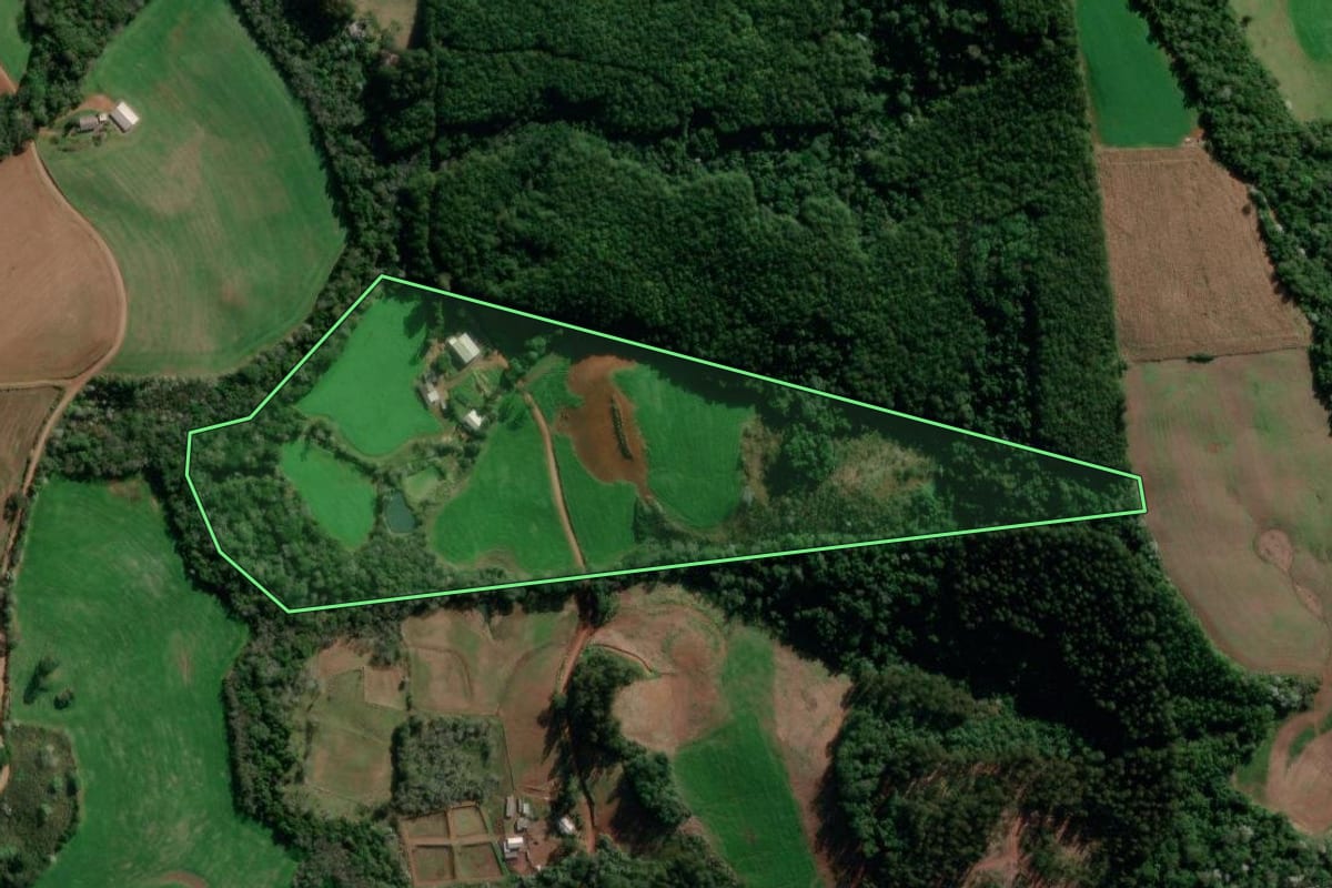 Imagem de satélite do imóvel rural em Marmeleiro (PR), com o contorno declarado no CAR desenhado por cima.