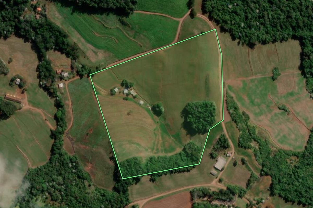 Imagem de satélite do imóvel rural em Marmeleiro (PR), com o contorno declarado no CAR desenhado por cima.