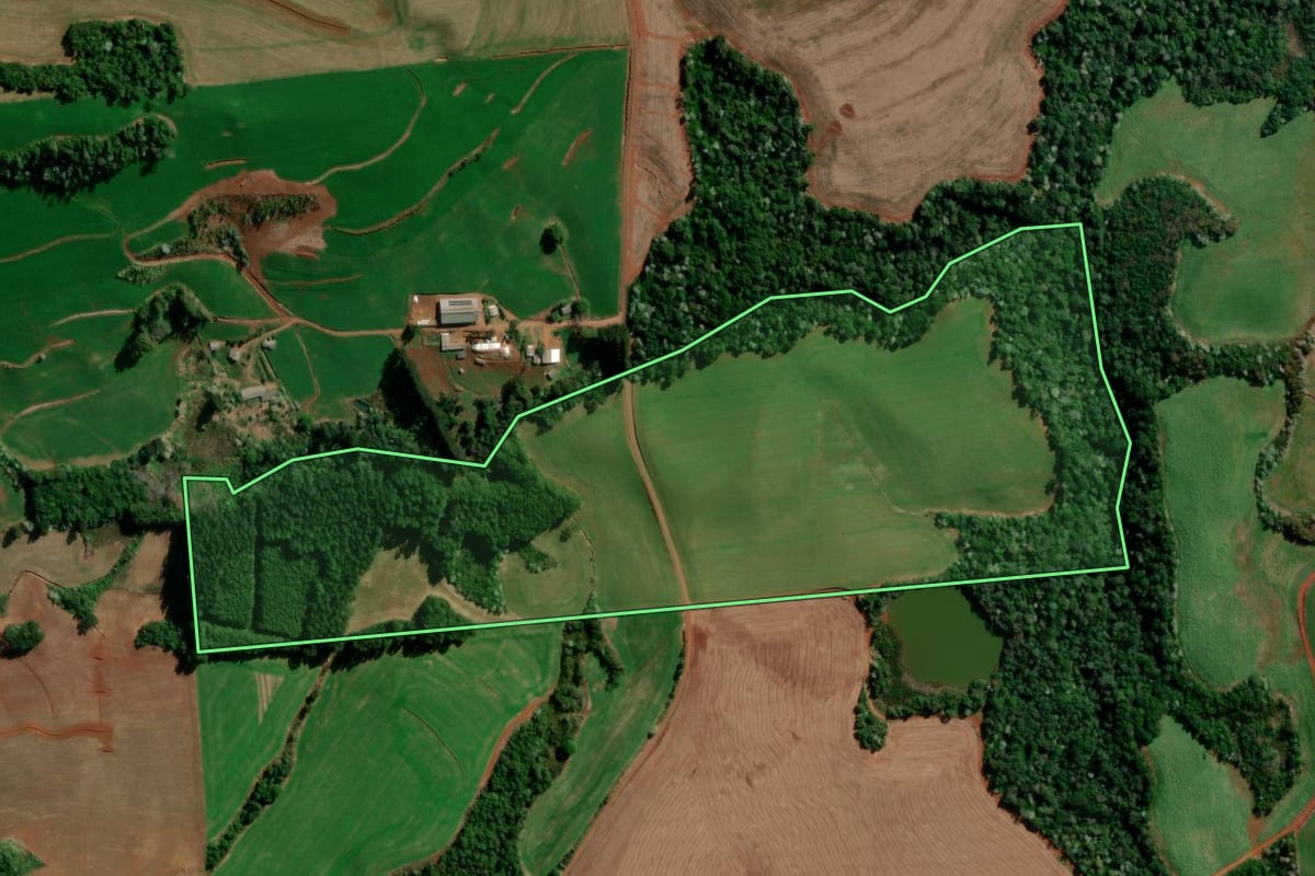 Imagem de satélite do imóvel rural em Marmeleiro (PR), com o contorno declarado no CAR desenhado por cima.