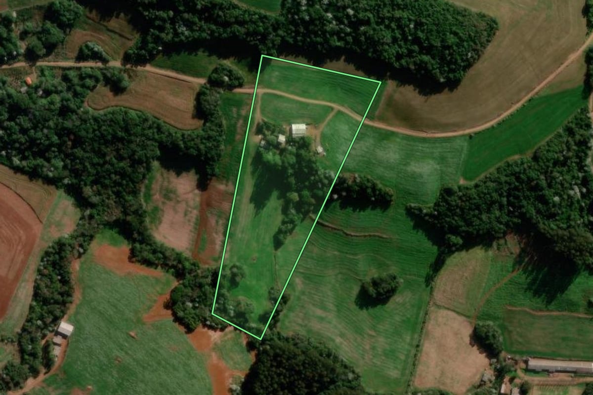 Imagem de satélite do imóvel rural em Marmeleiro (PR), com o contorno declarado no CAR desenhado por cima.