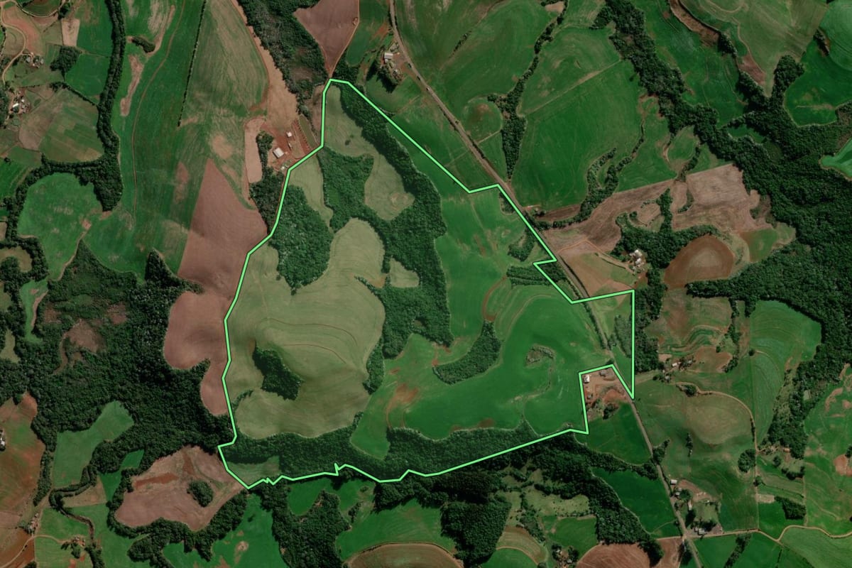 Imagem de satélite do imóvel rural em Marmeleiro (PR), com o contorno declarado no CAR desenhado por cima.