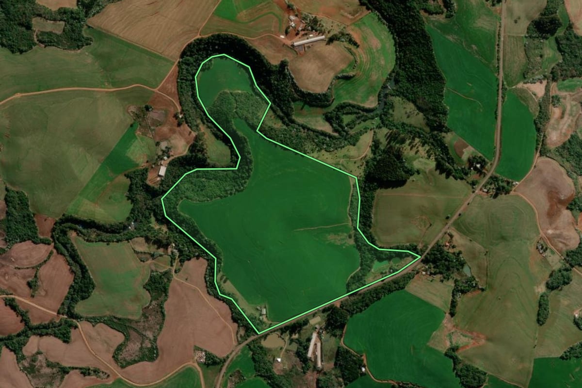 Imagem de satélite do imóvel rural em Marmeleiro (PR), com o contorno declarado no CAR desenhado por cima.