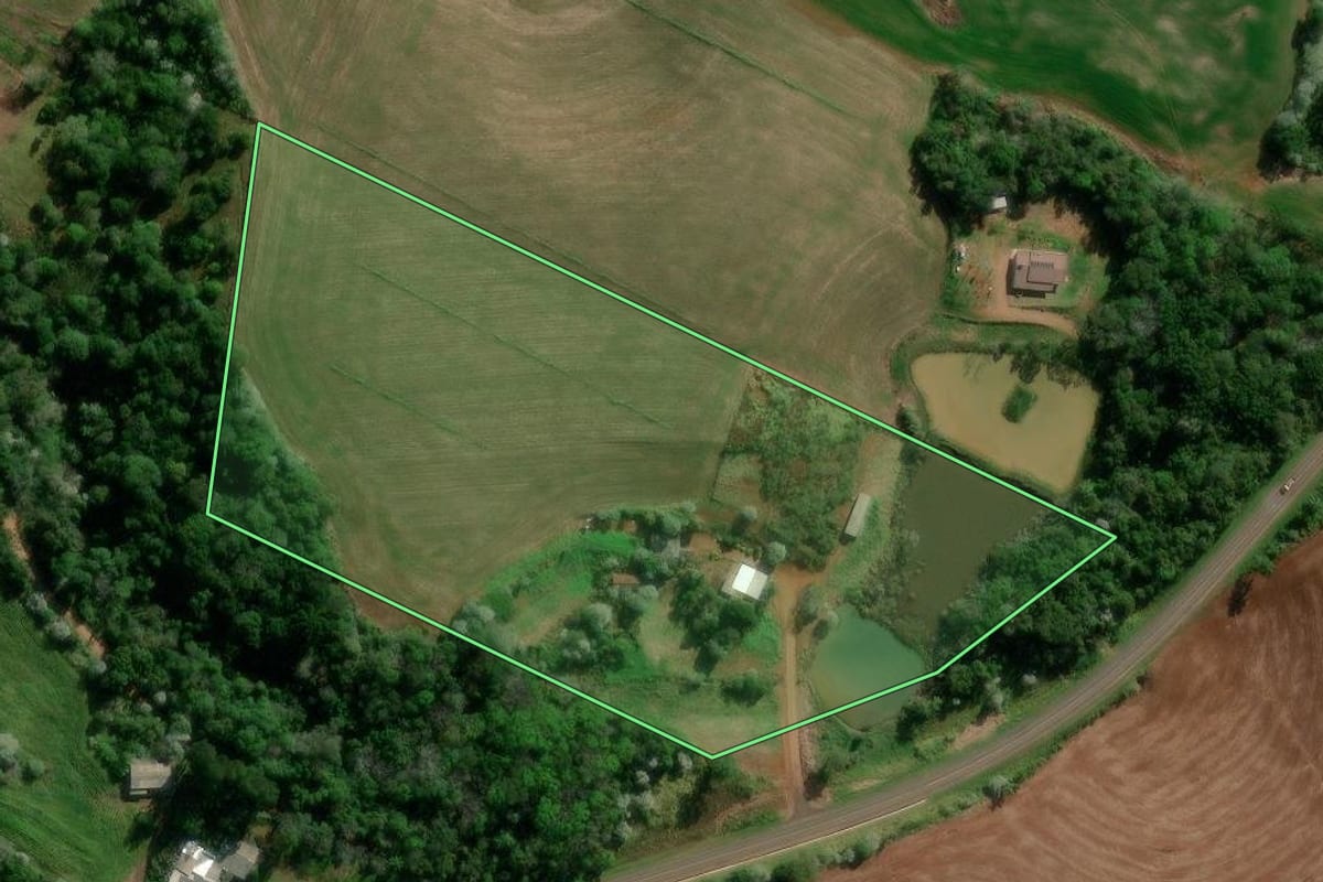 Imagem de satélite do imóvel rural em Marmeleiro (PR), com o contorno declarado no CAR desenhado por cima.