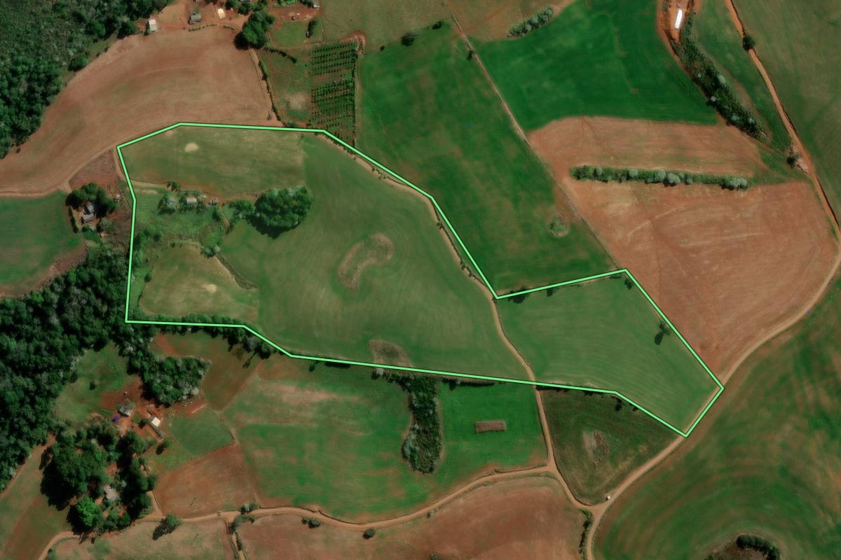 Imagem de satélite do imóvel rural em Marmeleiro (PR), com o contorno declarado no CAR desenhado por cima.