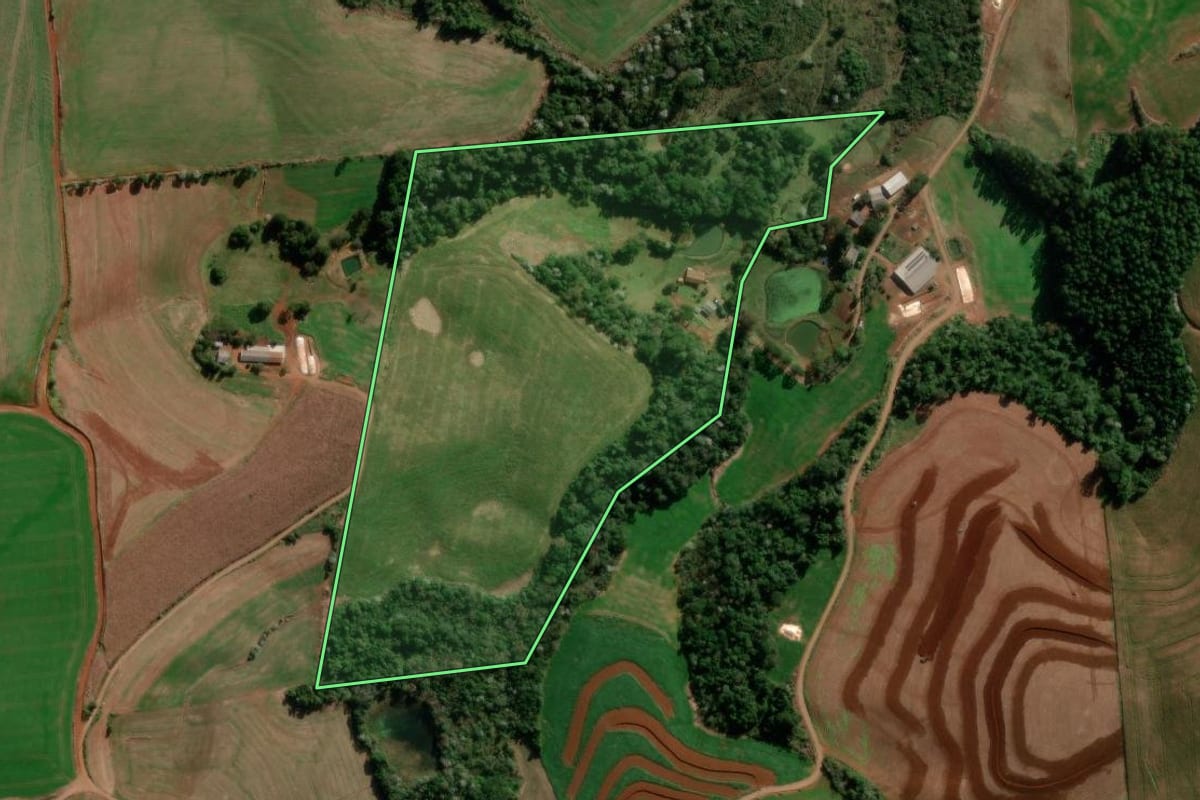 Imagem de satélite do imóvel rural em Marmeleiro (PR), com o contorno declarado no CAR desenhado por cima.