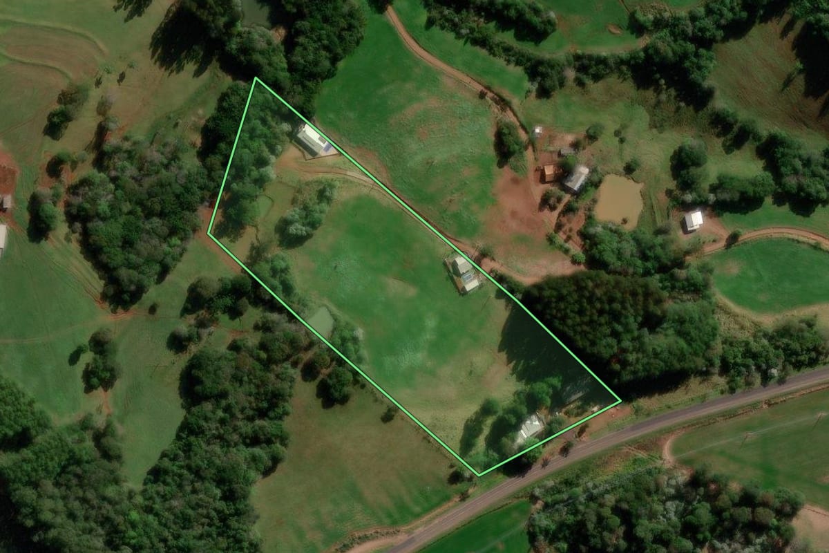 Imagem de satélite do imóvel rural em Marmeleiro (PR), com o contorno declarado no CAR desenhado por cima.