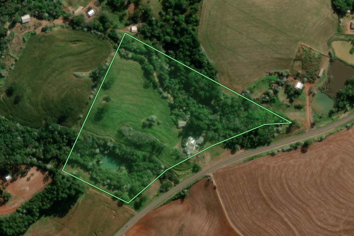 Imagem de satélite do imóvel rural em Marmeleiro (PR), com o contorno declarado no CAR desenhado por cima.