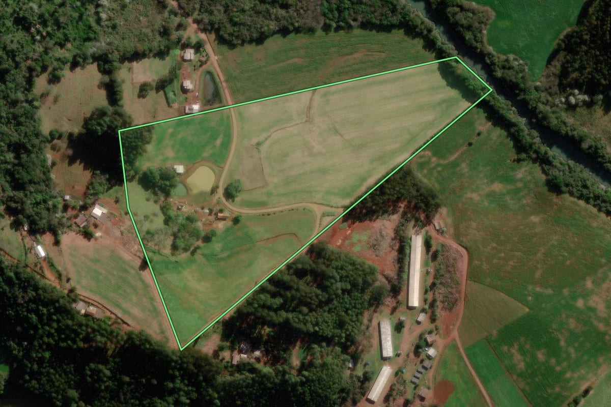Imagem de satélite do imóvel rural em Marmeleiro (PR), com o contorno declarado no CAR desenhado por cima.