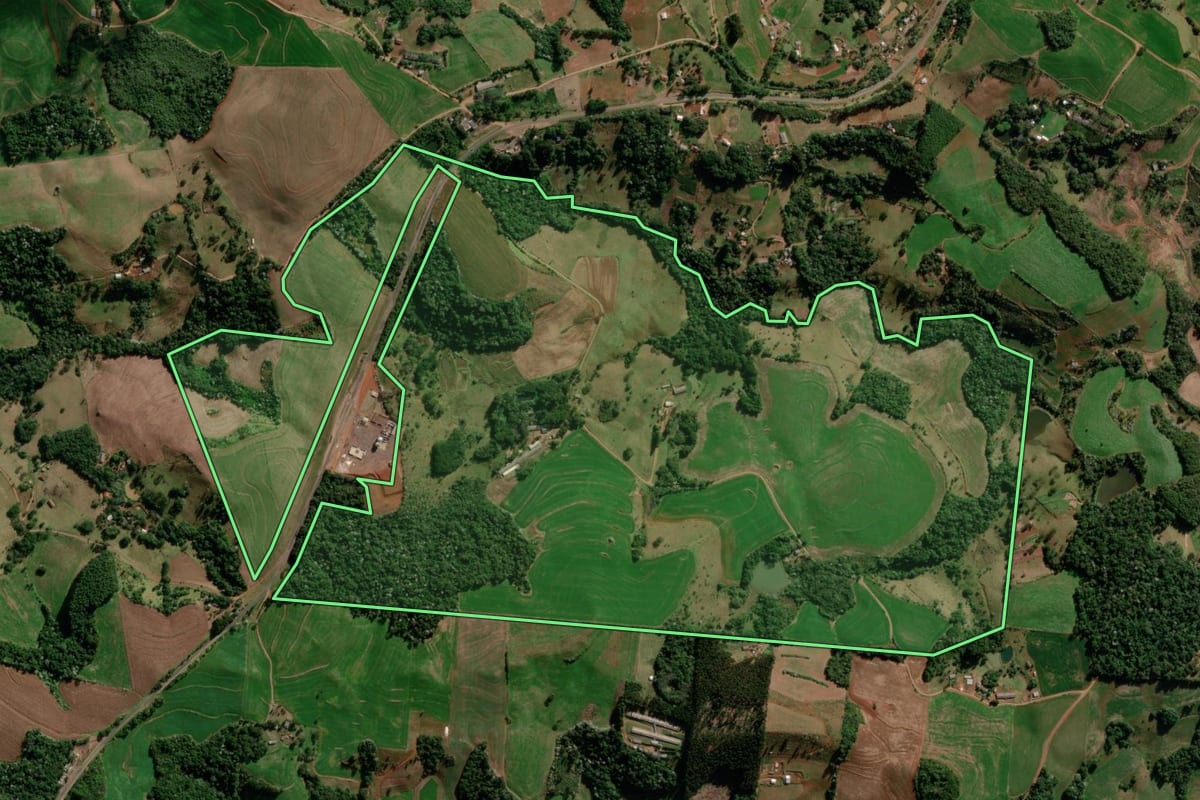Imagem de satélite do imóvel rural em Marmeleiro (PR), com o contorno declarado no CAR desenhado por cima.