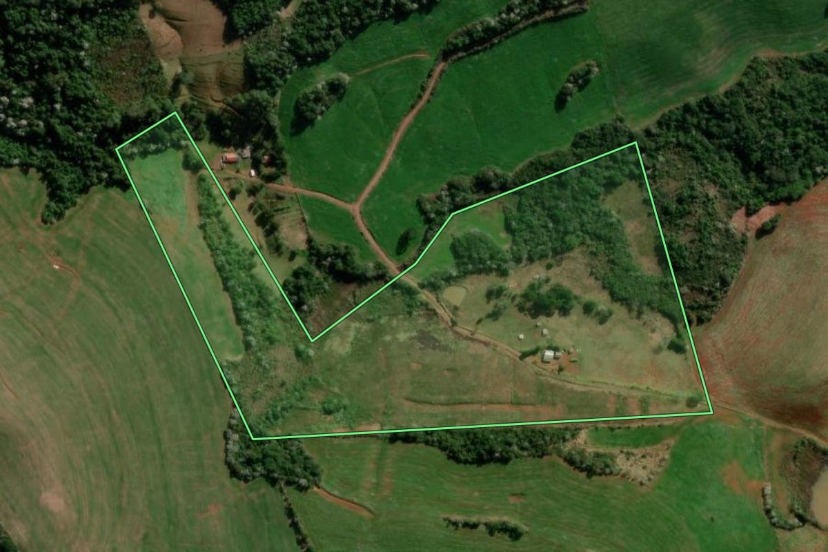 Imagem de satélite do imóvel rural em Marmeleiro (PR), com o contorno declarado no CAR desenhado por cima.