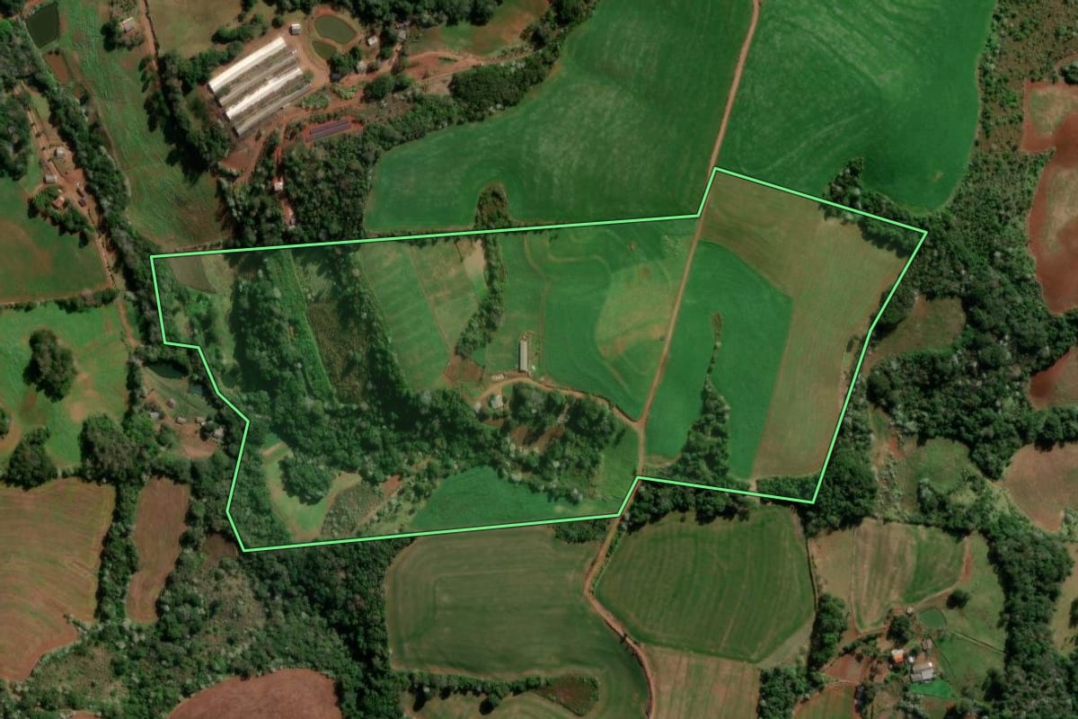 Imagem de satélite do imóvel rural em Marmeleiro (PR), com o contorno declarado no CAR desenhado por cima.