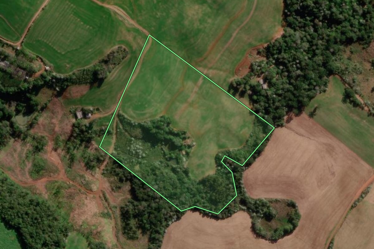 Imagem de satélite do imóvel rural em Marmeleiro (PR), com o contorno declarado no CAR desenhado por cima.
