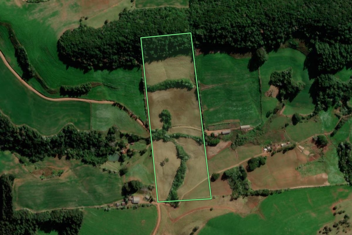 Imagem de satélite do imóvel rural em Marmeleiro (PR), com o contorno declarado no CAR desenhado por cima.