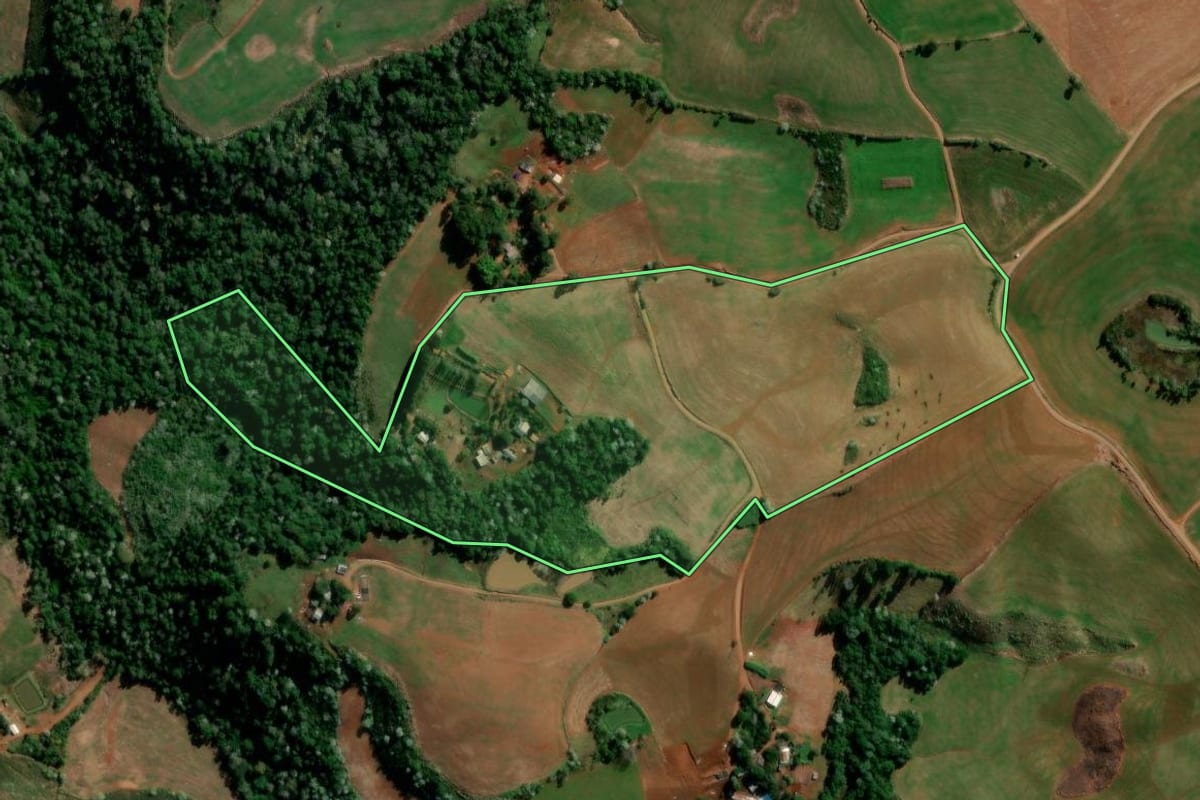 Imagem de satélite do imóvel rural em Marmeleiro (PR), com o contorno declarado no CAR desenhado por cima.