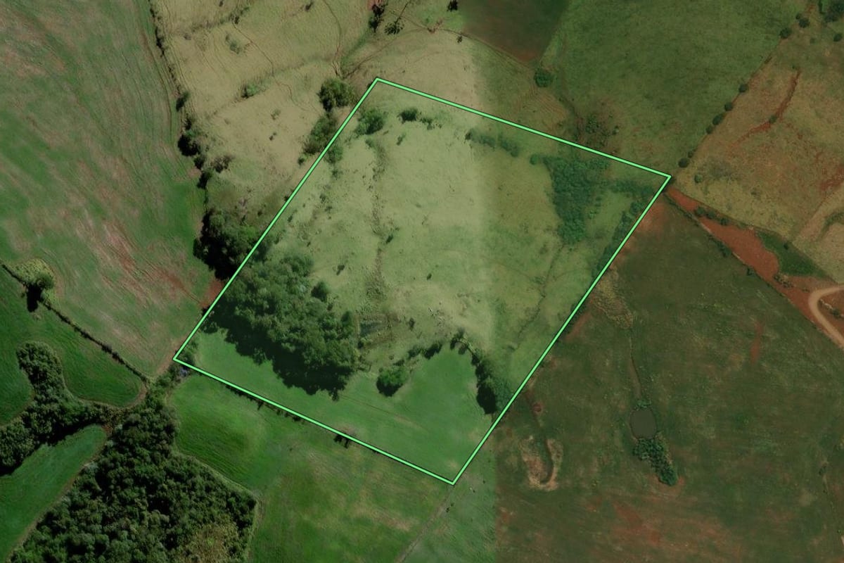 Imagem de satélite do imóvel rural em Marquinho (PR), com o contorno declarado no CAR desenhado por cima.