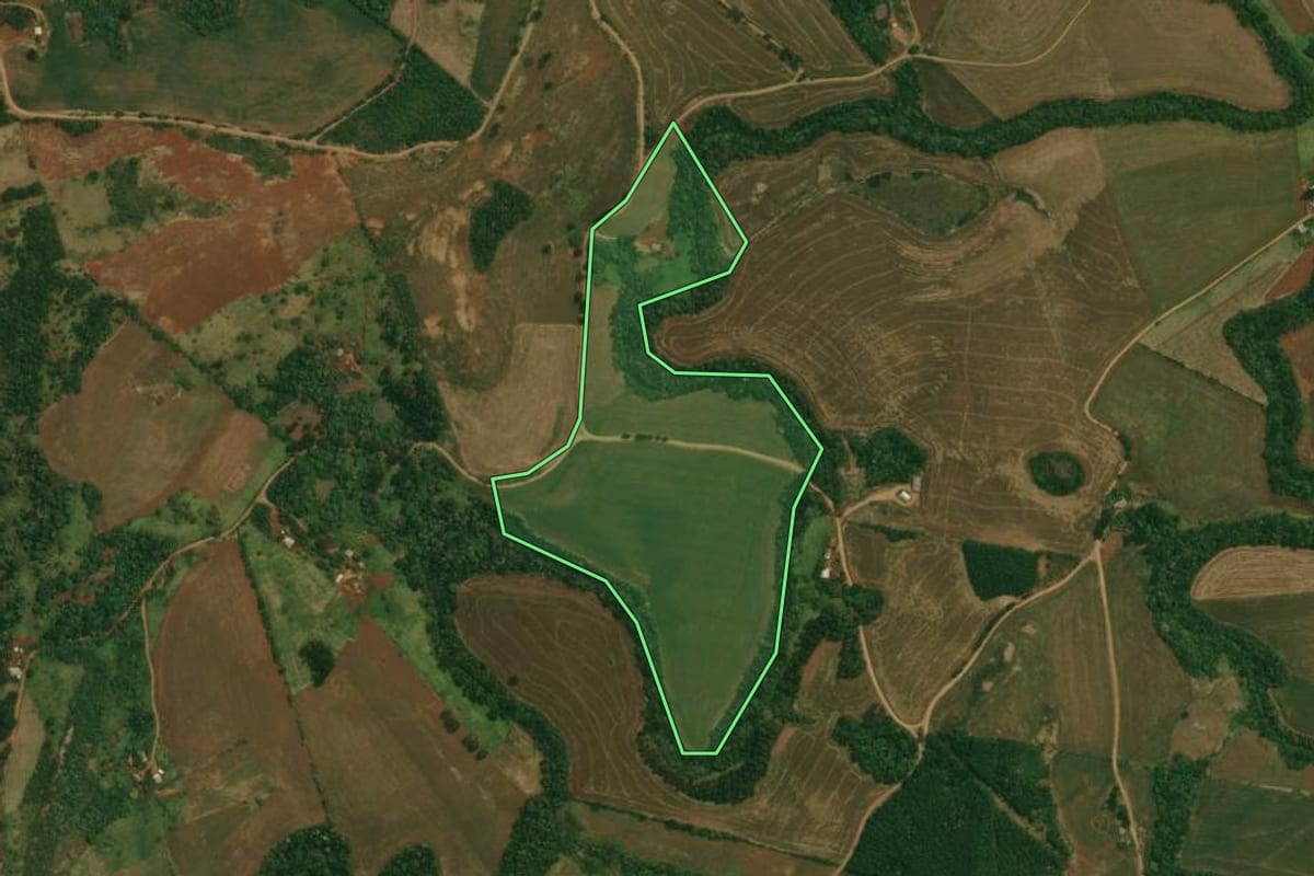 Imagem de satélite do imóvel rural em Marquinho (PR), com o contorno declarado no CAR desenhado por cima.