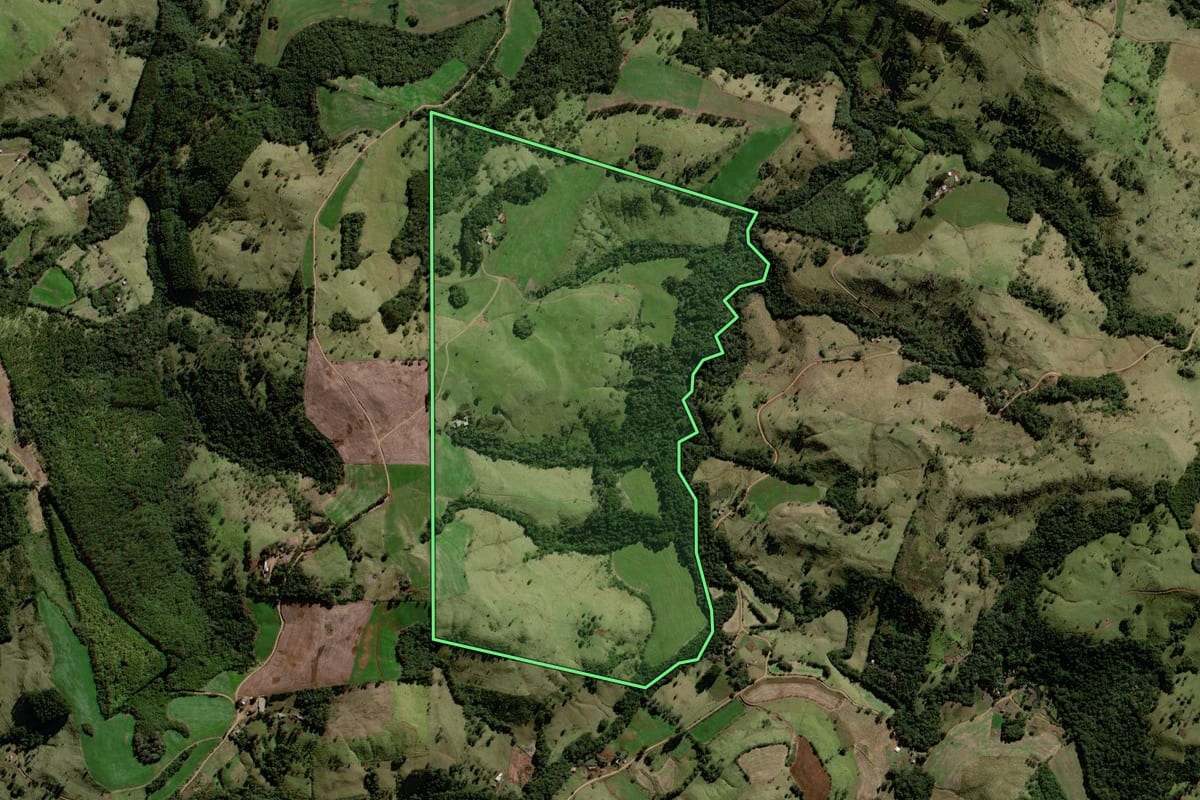 Imagem de satélite do imóvel rural em Marquinho (PR), com o contorno declarado no CAR desenhado por cima.