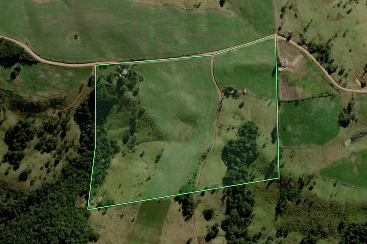 Imagem de satélite do imóvel rural em Marquinho (PR), com o contorno declarado no CAR desenhado por cima.