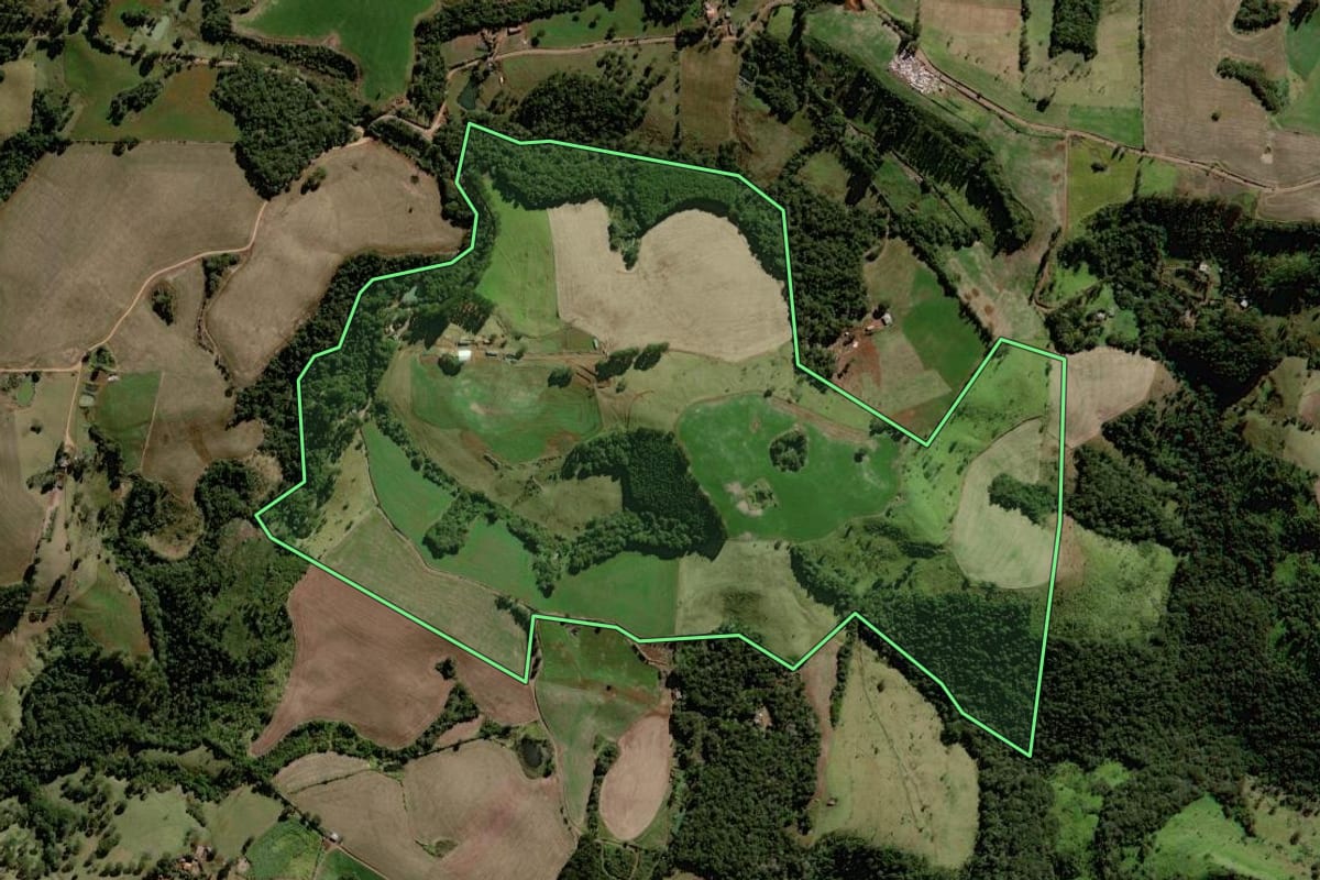 Imagem de satélite do imóvel rural em Marquinho (PR), com o contorno declarado no CAR desenhado por cima.