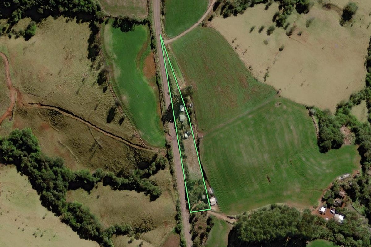 Imagem de satélite do imóvel rural em Marquinho (PR), com o contorno declarado no CAR desenhado por cima.