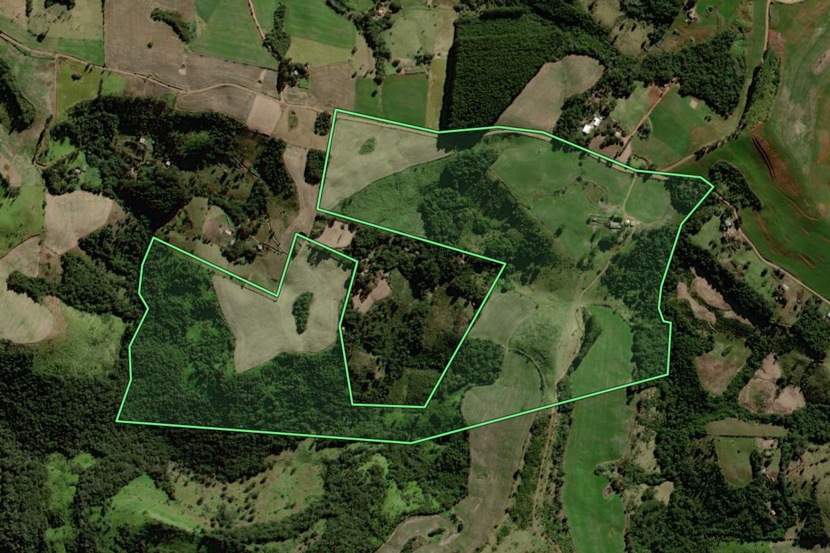 Imagem de satélite do imóvel rural em Marquinho (PR), com o contorno declarado no CAR desenhado por cima.