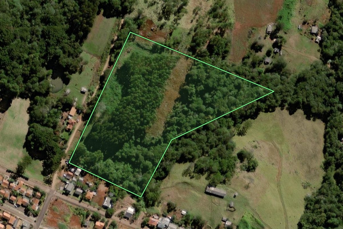 Imagem de satélite do imóvel rural em Marquinho (PR), com o contorno declarado no CAR desenhado por cima.