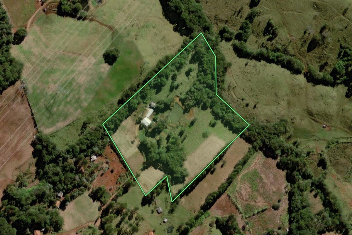 Imagem de satélite do imóvel rural em Marquinho (PR), com o contorno declarado no CAR desenhado por cima.